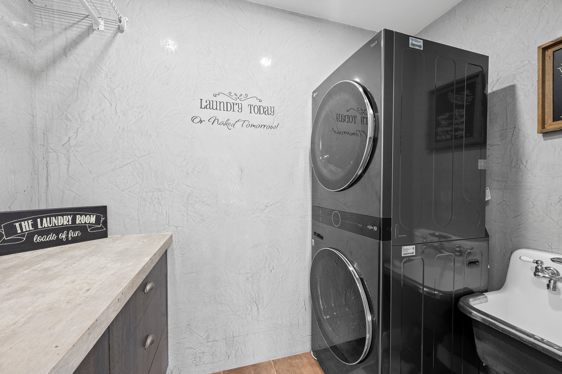 {"FR":"Salle de lavage","EN":"Laundry room"}