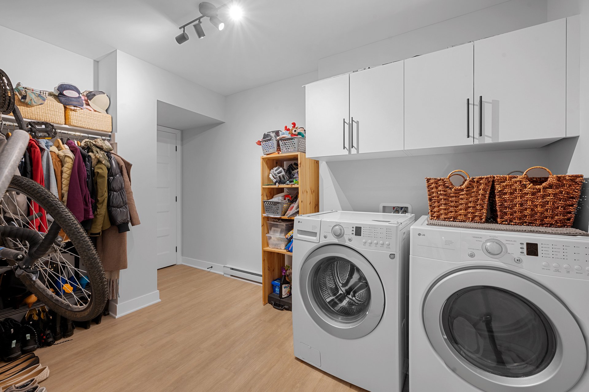 {"FR":"Salle de lavage","EN":"Laundry room"}