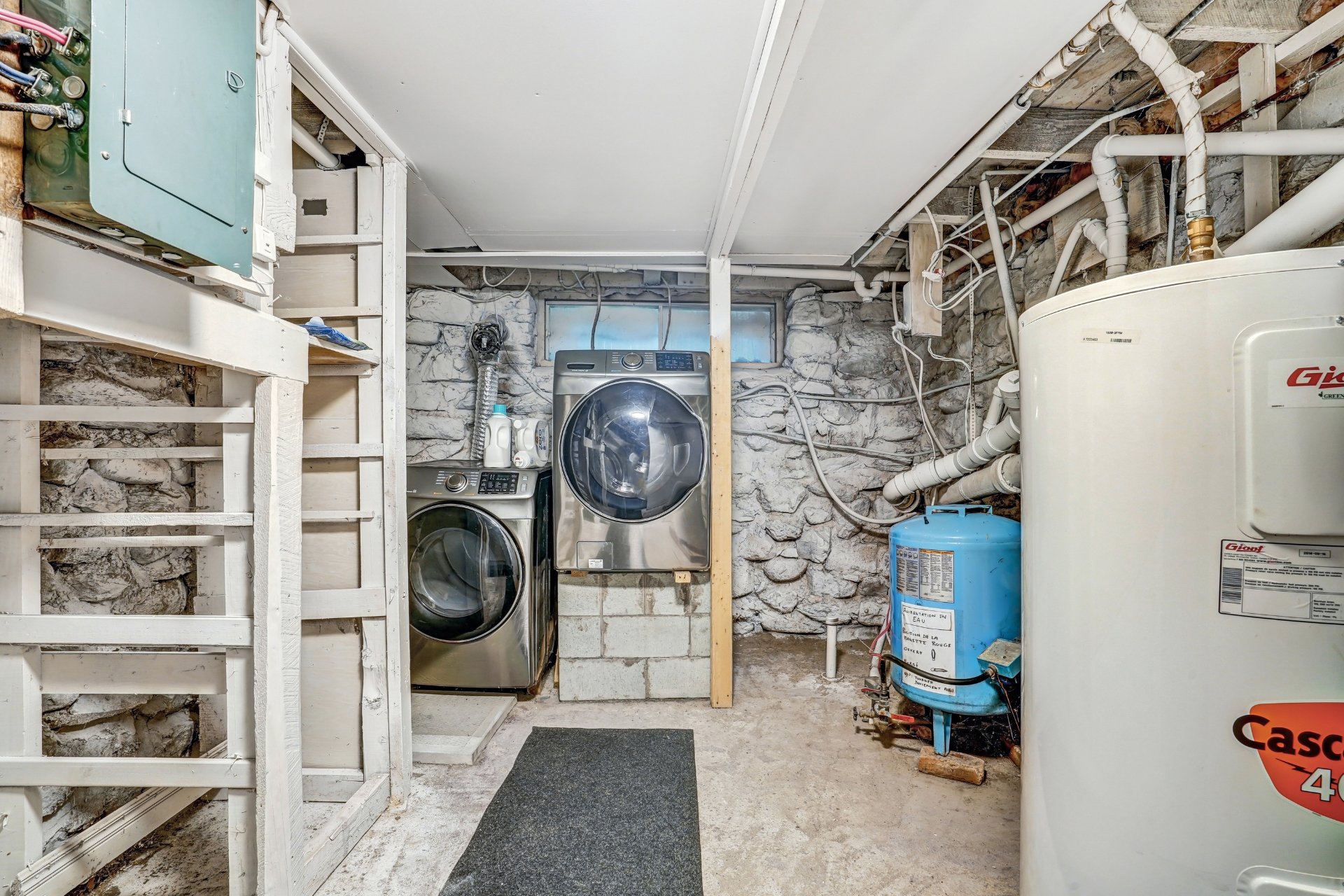 {"FR":"Salle de lavage","EN":"Laundry room"}