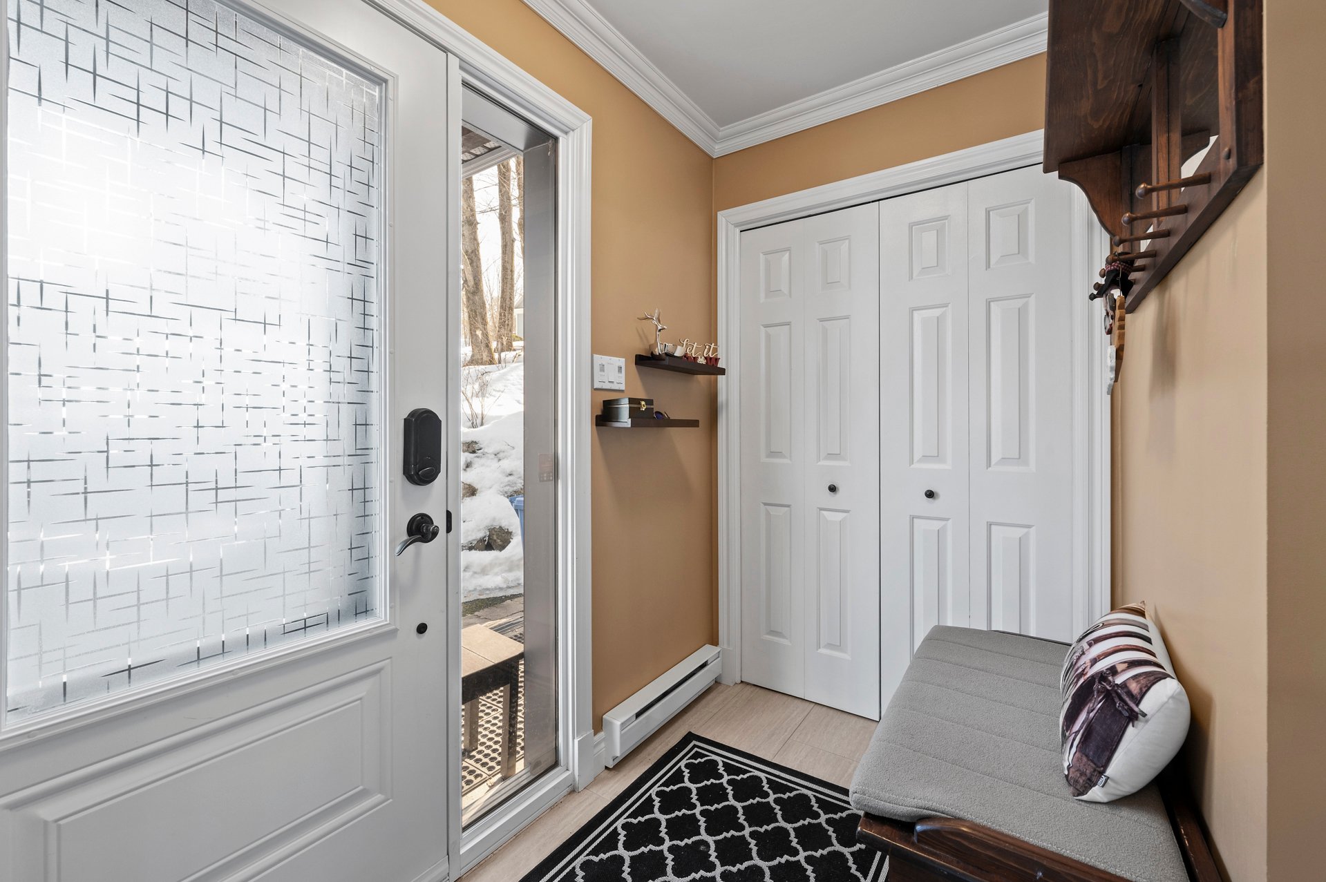 {"FR":"Hall d'entrée/Vestibule","EN":"Hallway"}