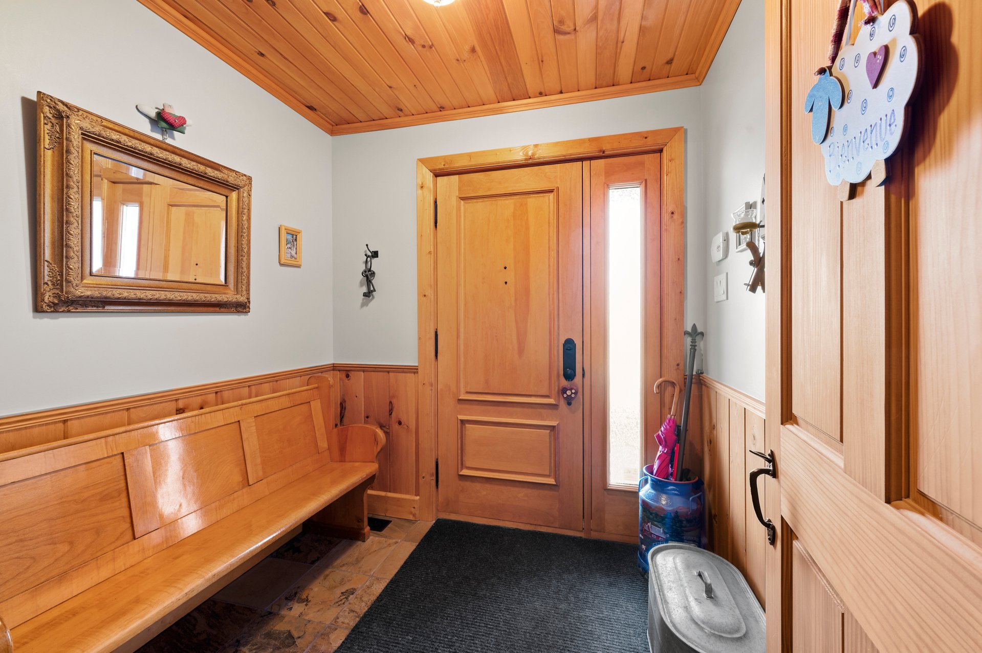 {"FR":"Hall d'entrée/Vestibule","EN":"Hallway"}