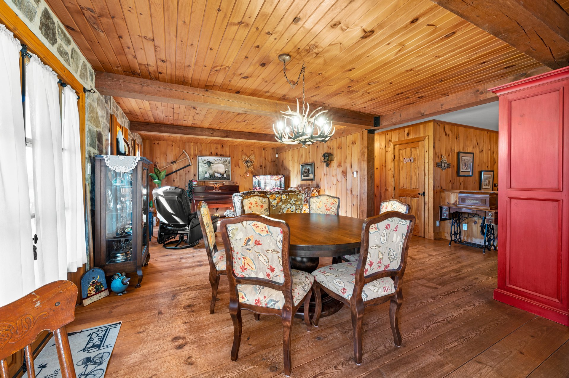 {"FR":"Salle familiale","EN":"Family room"}