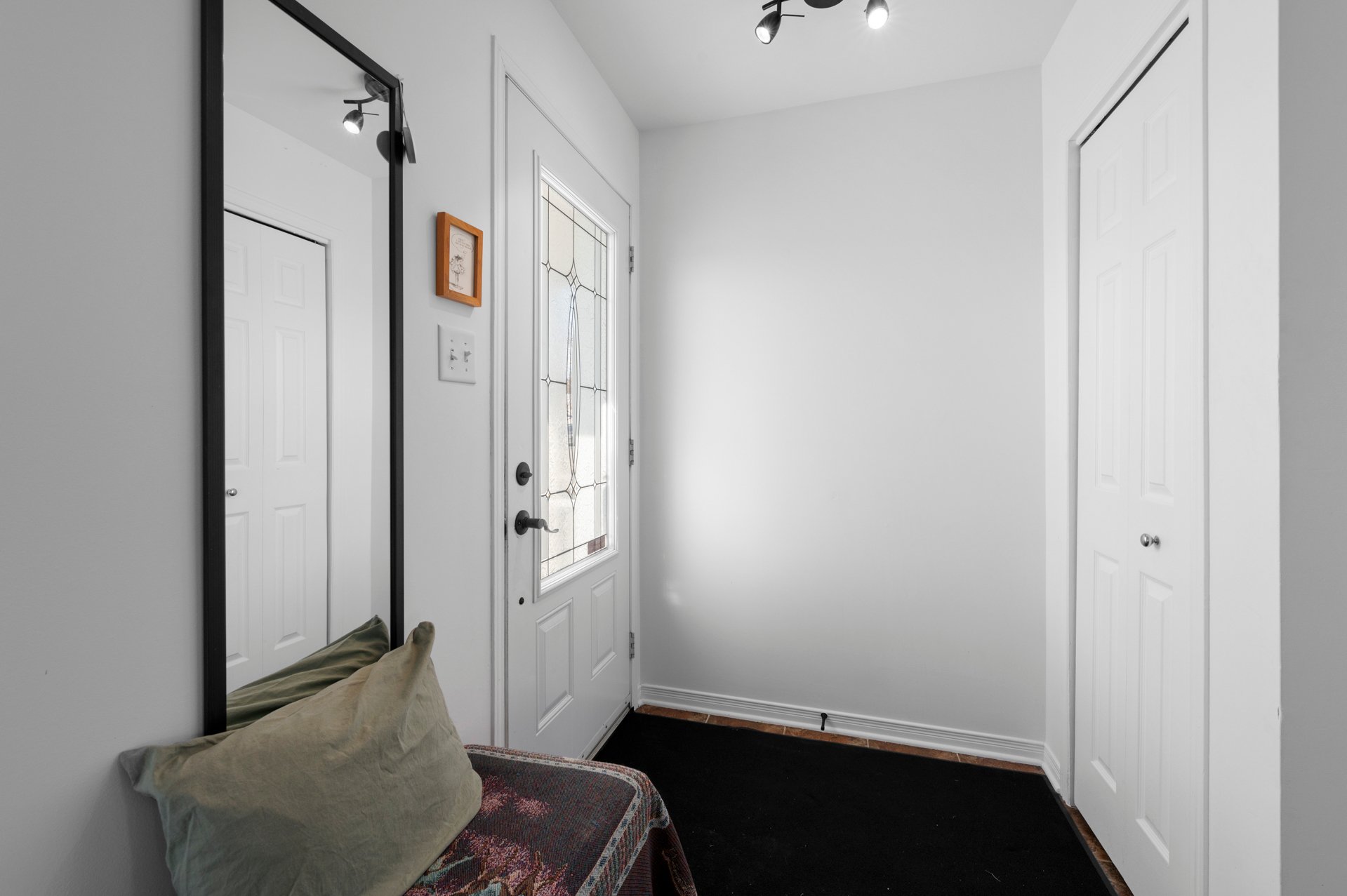 {"FR":"Hall d'entrée/Vestibule","EN":"Hallway"}