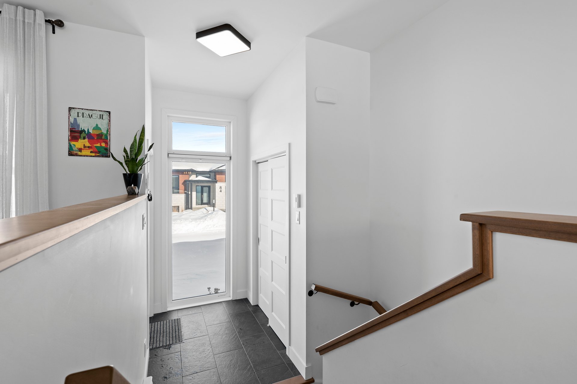 {"FR":"Hall d'entrée/Vestibule","EN":"Hallway"}
