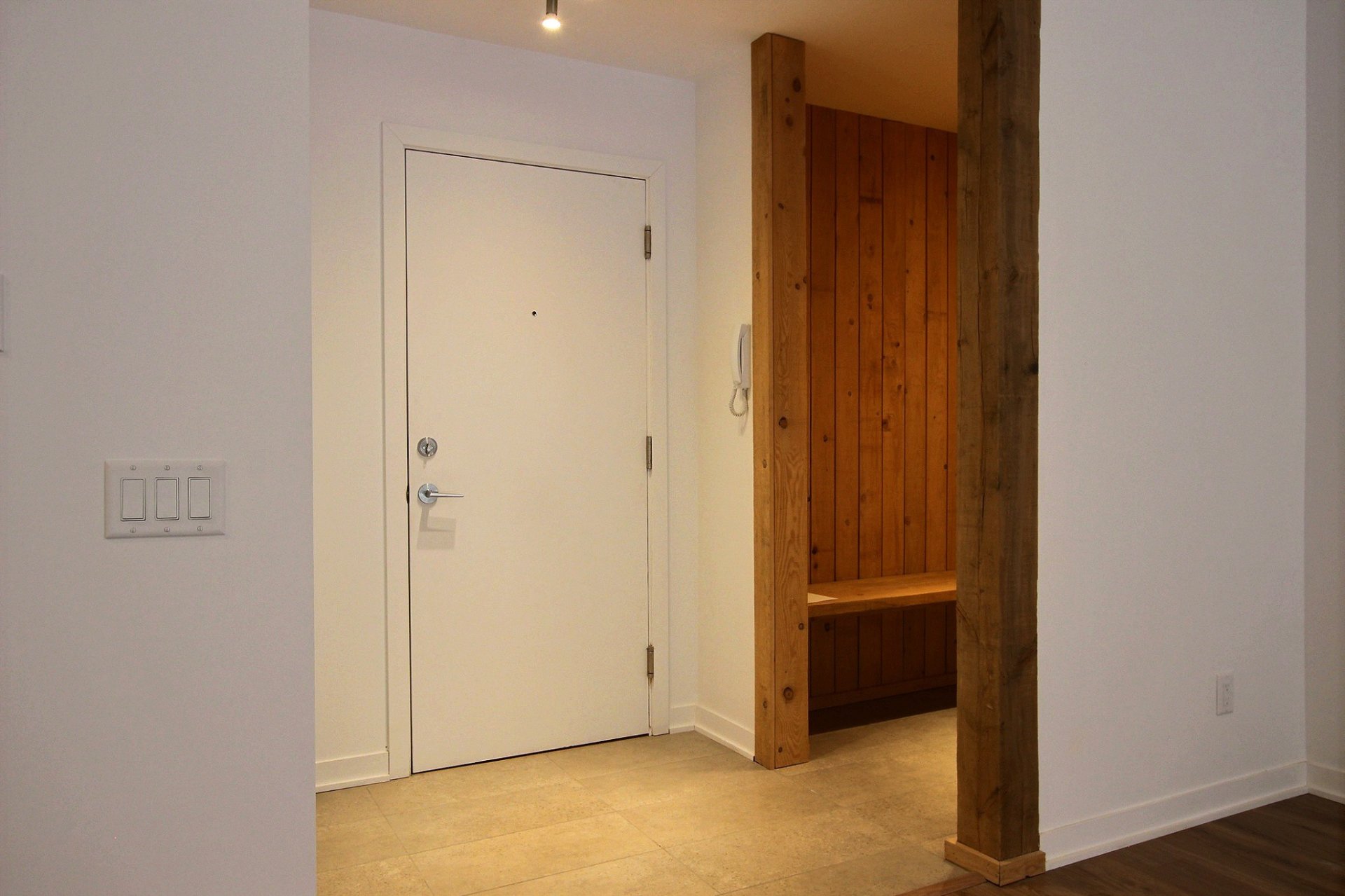 {"FR":"Hall d'entrée/Vestibule","EN":"Hallway"}