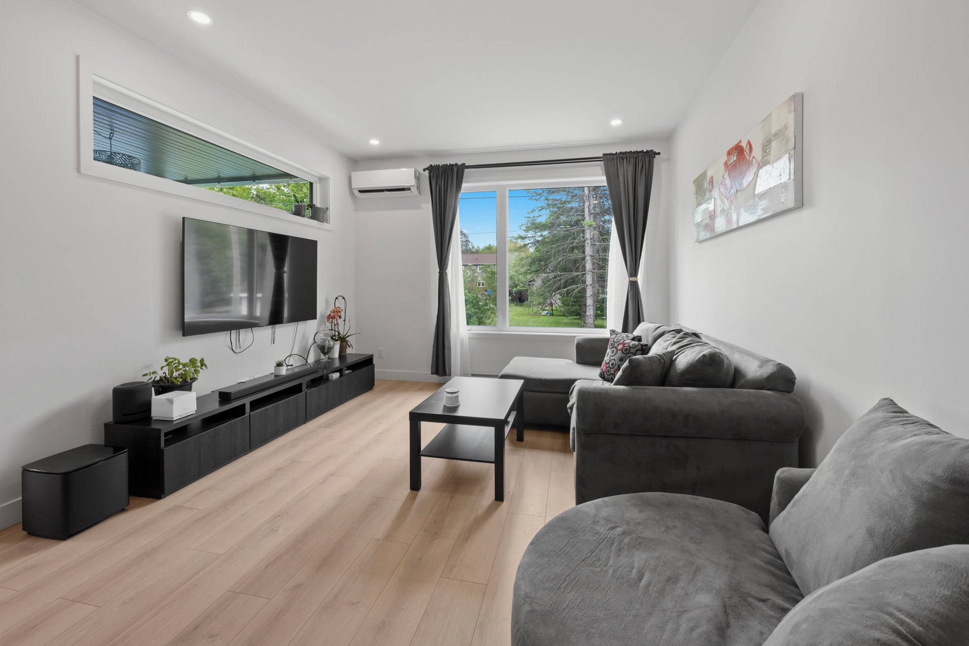 {"FR":"Hall d'entrée/Vestibule","EN":"Hallway"}
