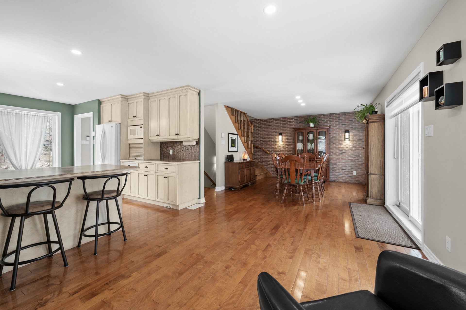 {"FR":"Salle familiale","EN":"Family room"}