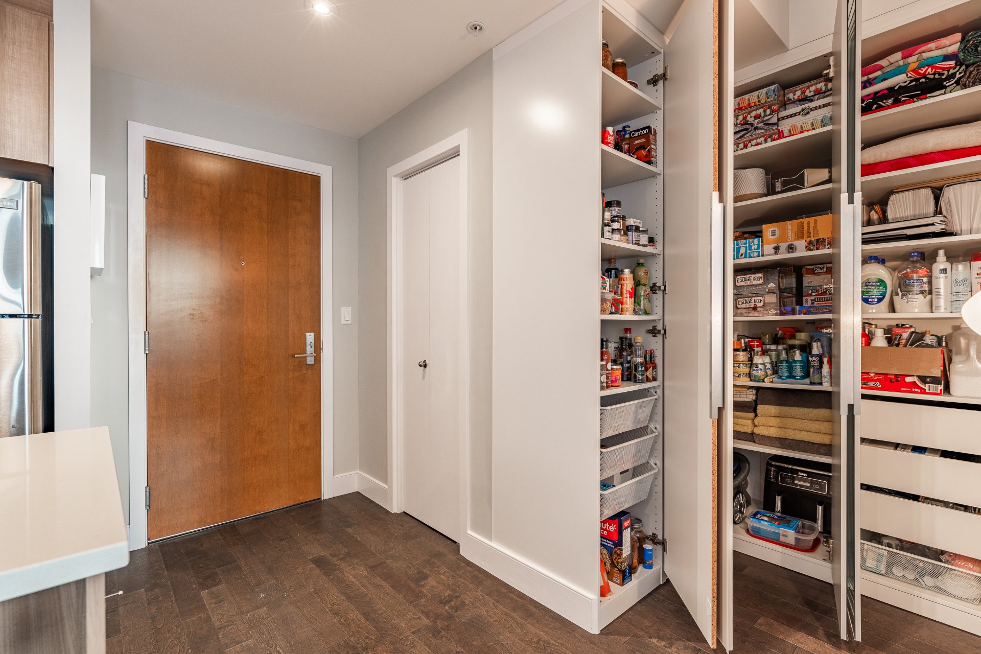 {"FR":"Penderie (Walk-in)","EN":"Walk-in closet"}