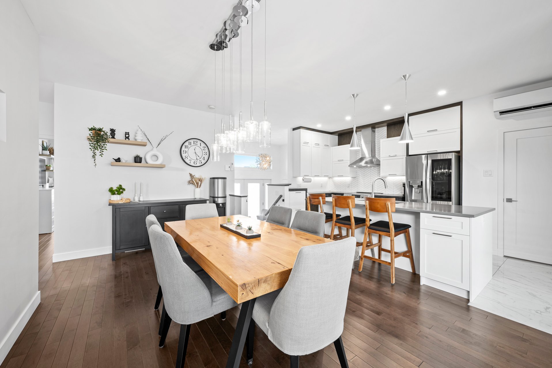 {"FR":"Salle familiale","EN":"Family room"}