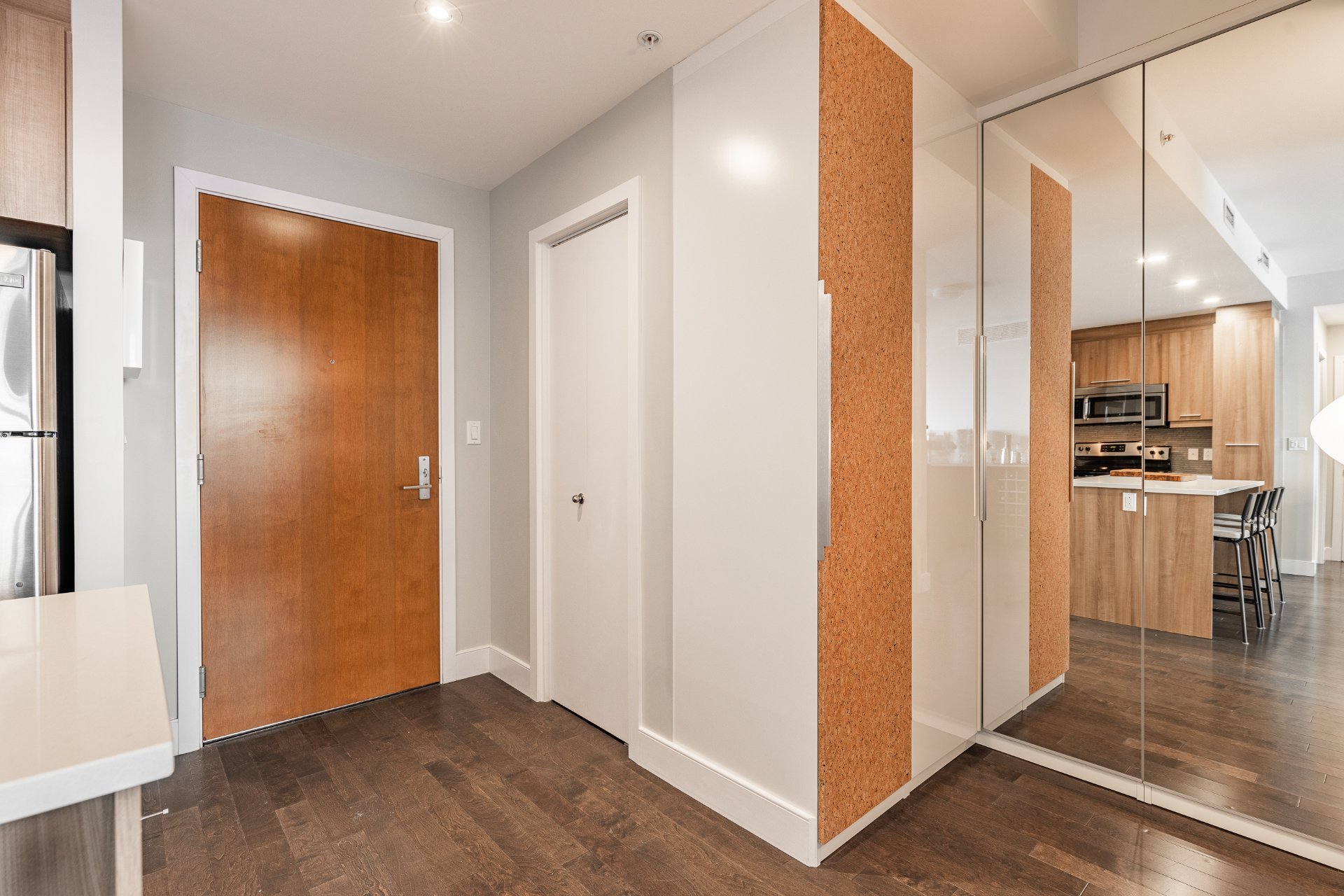 {"FR":"Penderie (Walk-in)","EN":"Walk-in closet"}