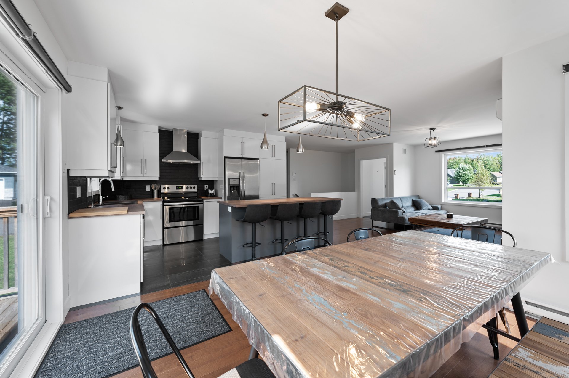 {"FR":"Salle familiale","EN":"Family room"}