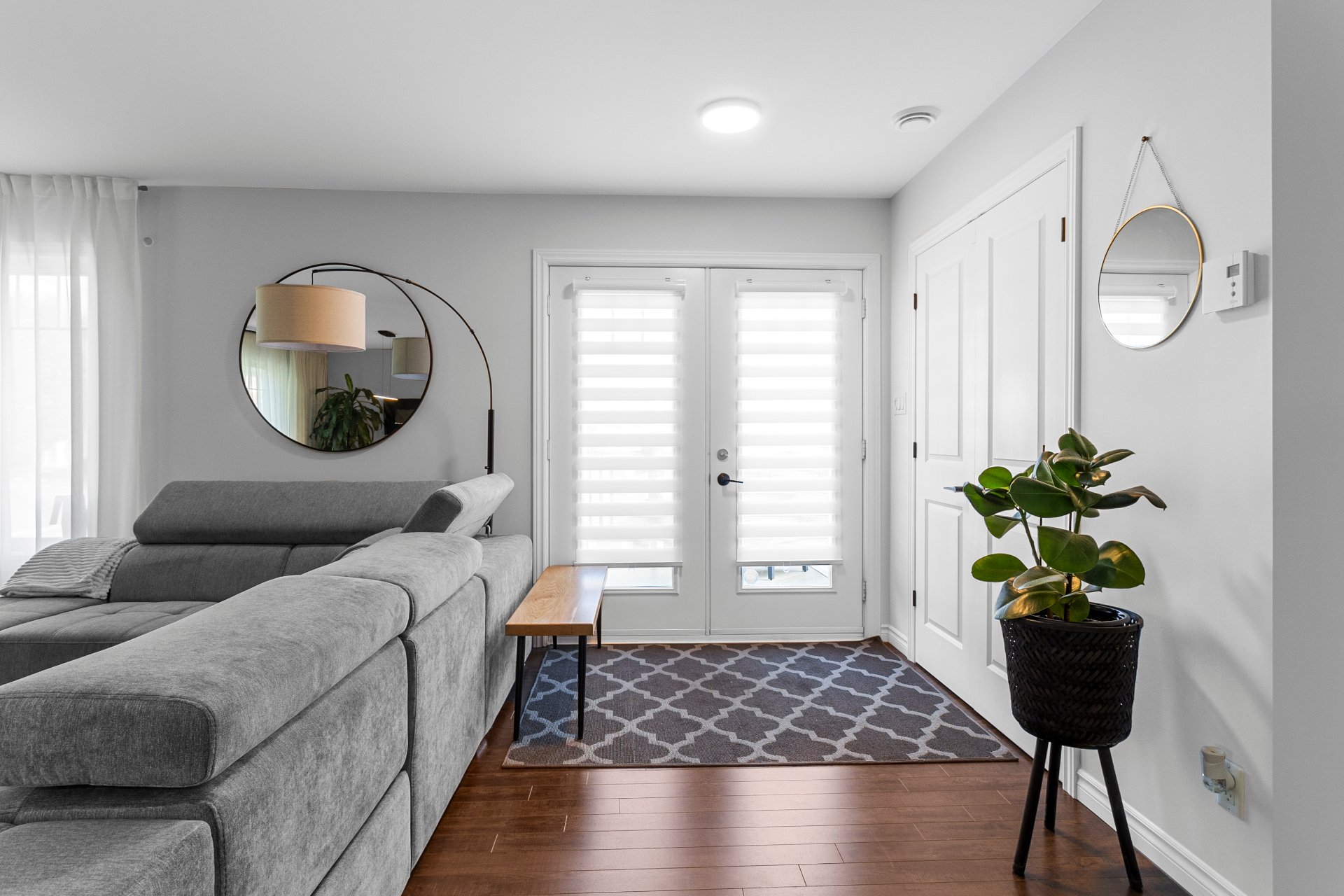 {"FR":"Hall d'entrée/Vestibule","EN":"Hallway"}