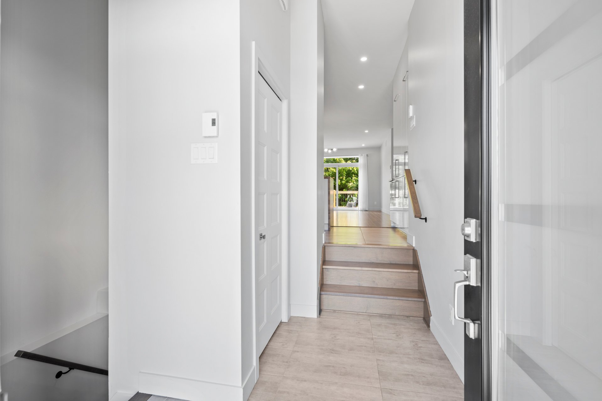{"FR":"Hall d'entrée/Vestibule","EN":"Hallway"}