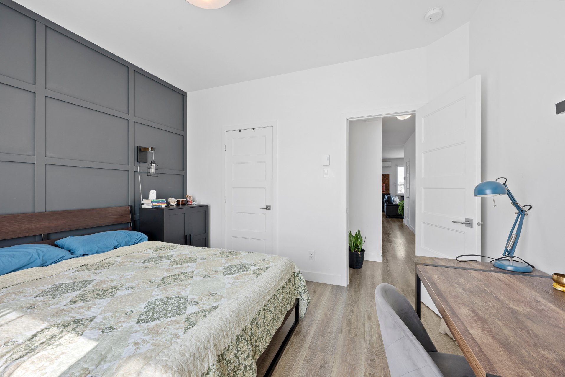 {"FR":"Hall d'entrée/Vestibule","EN":"Hallway"}
